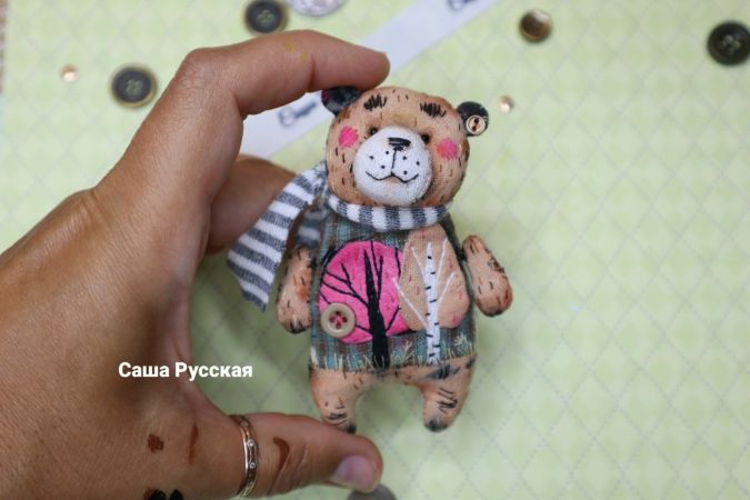 [Саша Русская] Карманный Мишка (2025)_0.jpg